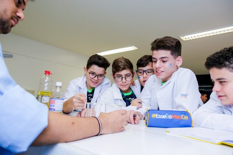 Alunos no laboratorio