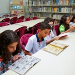 Alunos na biblioteca