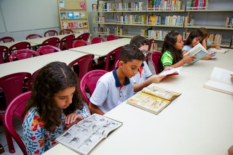 Alunos na biblioteca