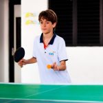 Aluno jogando ping-pong