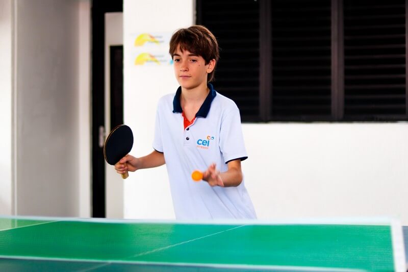 Aluno jogando ping-pong