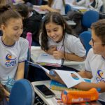 Alunos lendo na sala de aula