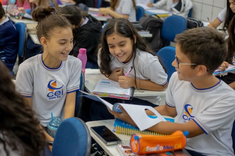Alunos lendo na sala de aula